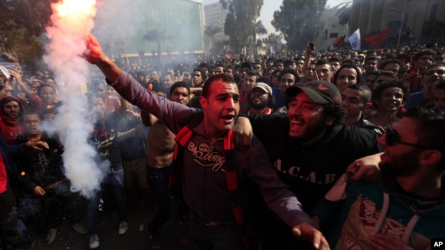 Para penggemar tim sepakbola Mesir, Klub Al-Ahly merayakan keputusan pengadilan yang menghukum mati  21 orang yang dituduh terlibat dalam kekerasan pada sebuah pertandingan sepakbola tahun lalu di Port Said  yang menewaskan 74 orang, di Kairo, Mesir, 26 January 2013. (AP Photo/Khalil Hamra)