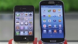 Samsung Electronics' Galaxy S III (R) and Apple's iPhone 4S are displayed at a mobile phone shop in Seoul, South Korea, August 24, 2012.