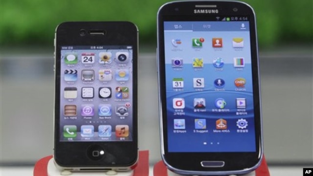 Samsung Electronics' Galaxy S III (R) and Apple's iPhone 4S are displayed at a mobile phone shop in Seoul, South Korea, August 24, 2012.