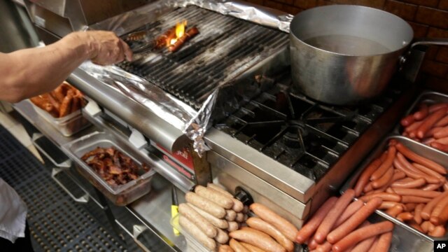 Theo Tổ chức Y tế Thế giới WHO, tiêu thụ thịt chế biến như jambon, xúc xích, thịt muối, và hot dog có thể gây ung thư.