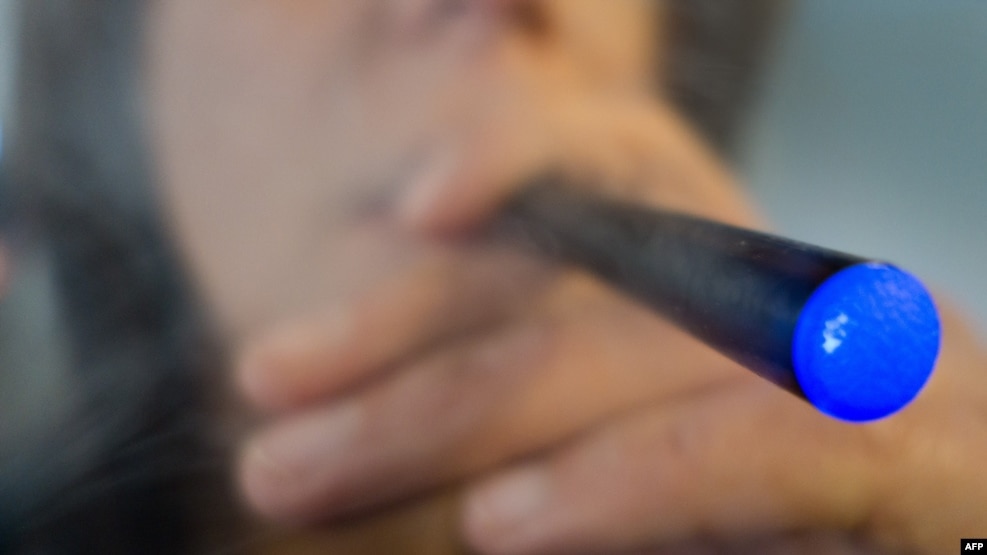 Ndalohet shitja e cigareve elektronike për të miturit