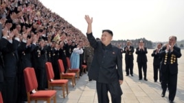 Tờ 'The Onion' miêu tả ông Kim Jong Un là người đàn ông từng làm bao nhiêu trái tim thổn thức ‘với vẻ đẹp trai không tả xiết, khuôn mặt tròn trĩnh, vẻ quyến rũ ngây thơ cùng với hình dáng mạnh mẽ, cứng rắn’ đã là giấc mơ có thật của rất nhiều phụ nữ.