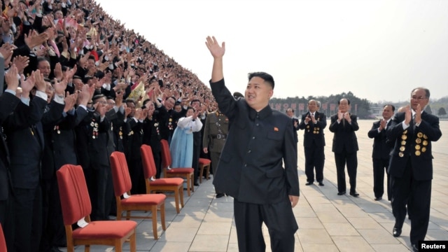 Tờ 'The Onion' miêu tả ông Kim Jong Un là người đàn ông từng làm bao nhiêu trái tim thổn thức ‘với vẻ đẹp trai không tả xiết, khuôn mặt tròn trĩnh, vẻ quyến rũ ngây thơ cùng với hình dáng mạnh mẽ, cứng rắn’ đã là giấc mơ có thật của rất nhiều phụ nữ.