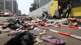 Une rue jonchée de vêtements et chaussures, suite à la bousculade du Nouvel An à Abidjan