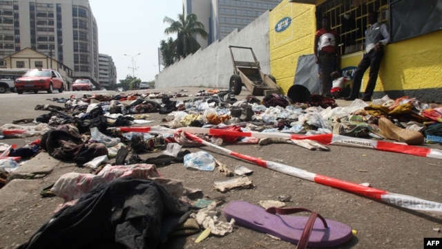 Une rue jonchée de vêtements et chaussures, suite à la bousculade du Nouvel An à Abidjan