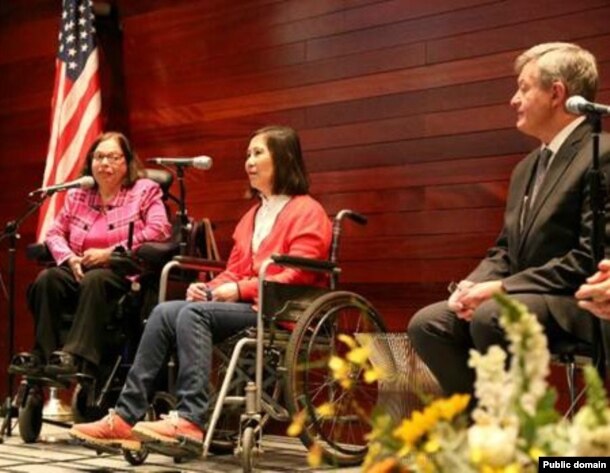 倪玉兰（中）被美驻华大使博卡斯授予国际妇女勇气奖(2016年4月13日, 美国驻华使馆官网图片)