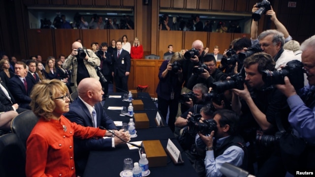 La excongresista Gabrielle Giffords testifica en el Capitolio en el debate sobre control a las armas.