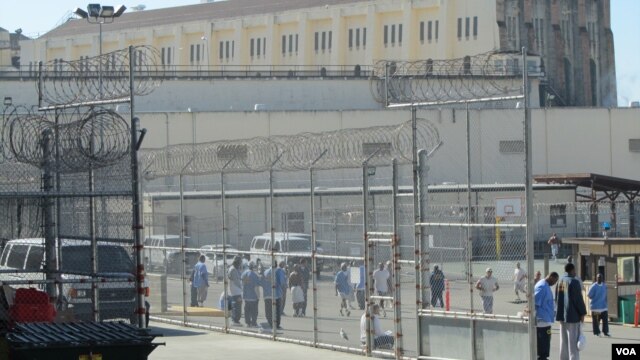 Para napi di penjara San Quentin, California melakukan acara olahraga (VOA/ JoAnn Mar).