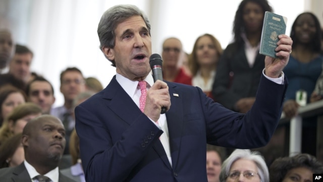 Menlu AS John Kerry mendapat sambutan hangat dari para karyawan Deplu AS pada hari pertamanya bertugas (4/2). 