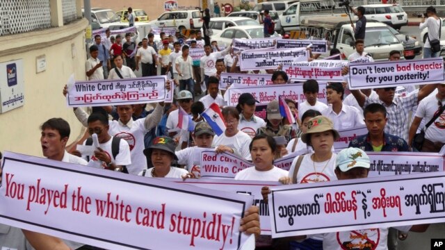 Các nhà hoạt động giương biểu ngữ trong cuộc tuần hành ở Yangon, Myanmar phản đối quyết định của chính phủ cho phép những người không phải là công dân Myanmar, trong đó nhóm dân tộc thiểu số Rohingya, bỏ phiếu trong một cuộc trưng cầu hiến pháp sắp tới, 11/2/15