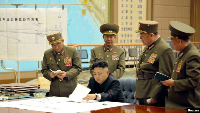 Ảnh do KCNA phát hành cho thấy nhà lãnh đạo Bắc Triều Tiên Kim Jong-Un thảo luận về kế hoạch tấn công với các tướng lãnh trong cuộc họp khẩn tại một địa điểm bí mật.