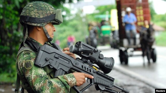 Un soldado colombiano monta guardia en un pueblo selvático de Colombia. Las FARC anunciaron que tienen cautivo al reportero francés Romeo Langlois