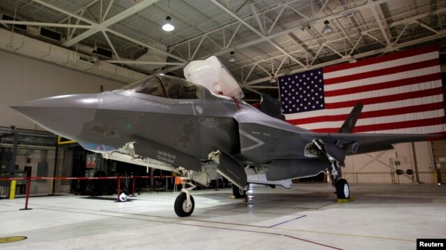 Jet tempur F-35 Lightning II dipamerkan di Pangkalan Udara Angkatan Laut (NAS) Patuxent River, Maryland (Foto: dok). Pentagon menangguhkan semua uji coba pesawat jet tempur baru F-35.