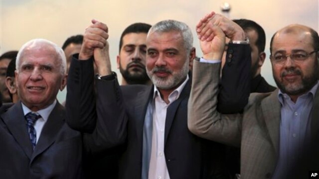 Pejabat senior Hamas, mantan PM Palestina Ismail Haniyeh (tengah) dan Wakil Ketua Hamas, Moussa Abu Marzouk (kanan/ foto: dok).  Hamas menyambut baik keputusan Mahkamah Uni Eropa.