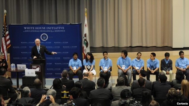 El secretario del Interior, Ken Salazar, habla a los participantes en la cumbre efectuada el mes pasado en Los Angeles, California.