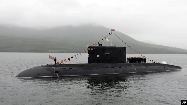 Tàu ngầm lớp Kilo của Nga tại 1 bến cảng trên bán đảo Kamchatka ở Thái Bình Dương, 29/7/2007. 