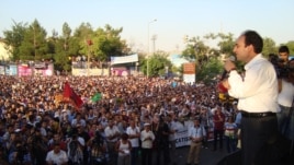 Bajarvanê Dîyarbekirê Osman Baydamîr di civîneke girseyî de xwane dibe