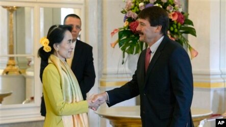 ဟန္ေဂရီႏိုင္ငံေရာက္ အမ်ဳိးသားဒီမိုကေရစီအဖဲြ႔ခ်ဳပ္ဥကၠ႒ ေဒၚေအာင္ဆန္းစုၾကည္ႏွင့္ ဟန္ေဂရီသမၼတ Janos Ader (စက္တင္ဘာ ၁၃၊ ၂၀၁၃)