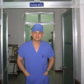 Bác sĩ Trần Hồng Nhật tại Bệnh viện Việt Đức ở Hà Nội năm 2005