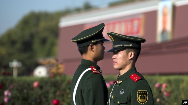 Chinese paramilitary policemen stand guard near Tiananmen Gate in Beijing, November 1, 2012.