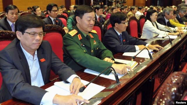 Các đại biểu Quốc hội Việt Nam bỏ phiếu thông qua hiến pháp mới tại Hà Nội, ngày 28/11/2013.