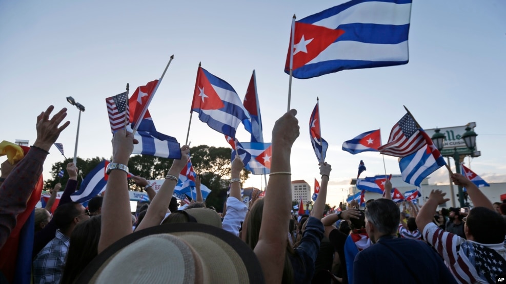 Các thành viên cộng đồng Cuba tại Mỹ phản ứng trước cái chết của ông Fidel Castro ở khu Little Havana, Miami, ngày 26 tháng 11 năm 2016.