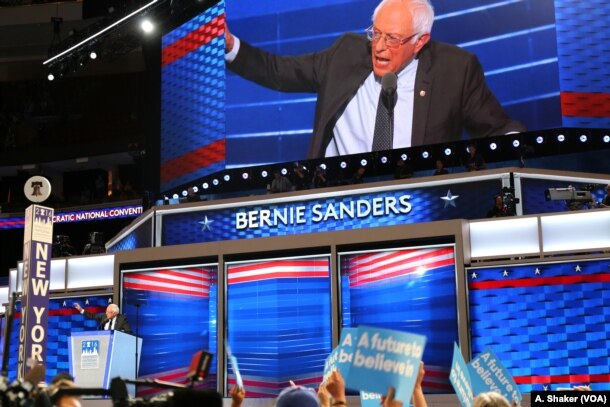 Cựu ứng cử viên tổng thống Đảng Dân chủ Bernie Sanders trên sân khấu trong ngày đầu tiên của Đại hội Toàn quốc Đảng Dân chủ ở Philadelphia, ngày 25 tháng 7 năm 2016.