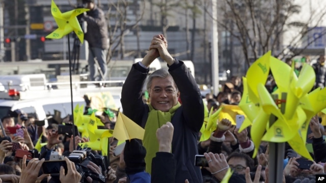 South Korea's presidential candidate of Democratic United Party Moon Jae-in gestures to supporters while campaigning in Seoul, South Korea, Dec. 18, 2012.