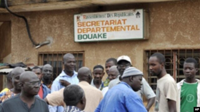 Supporters of the party of former Ivorian Prime Minister Alassane Dramane Ouattara stand on November 2, 2010 in front of the party's headquarter, in the erstwhile insurgent capital of Bouake.