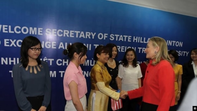 Ngoại trưởng Hoa Kỳ Hillary Clinton đã tuyên dương chị Ðỗ Minh Thùy (người mặc áo dài màu vàng), trong một cuộc họp mặt nhân kỷ niệm 20 năm chương trình Fulbright Việt Nam.