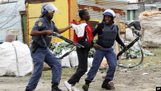 Homem detido pela polícia durante os protestos de trabalhadores da mina de Marikana (Arquivo)