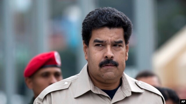 El presidente Nicolás Maduro anunció mayores controles de precios y ganancias para combatir la inflación,.