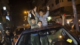 Abanyapalestina Bariko Bahimbaza Amasezerano y'Uguhagarika Ingwano Hagati ya Israel n'Intara ya Gaza mu Gisagara ca Gaza City, kw'Italiki 21mu Mwaka w'2012.