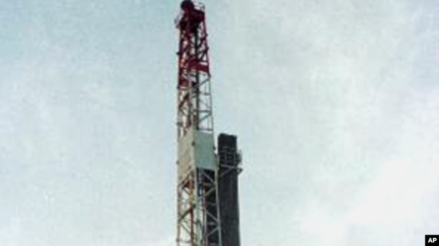 An oil rig in the Heglig oil field near Bentiu, southern Sudan (file photo)