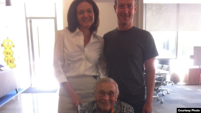 Foto tomada del perfil en Facebook de Sheryl Sandberg, responsable de operaciones de la red social, junto a su fundador, Mark Zuckerber, y la usuaria más longeva, Florence Detlor. [Foto: Facebook]