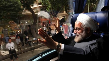 Prezidan eli Iran an, Hasan Rowhani, pandan l ta p fè kanpay 10 jen pase a nan vil Sanandaj, nan lwès Iran. (Foto 10 jen 2013)