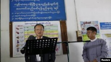 ကမၻာ့ဘဏ္အဖဲြ႔ ဥကၠ႒ Jim Yong Kim ေျမာက္ဒဂံုၿမိဳ႕နယ္ေဆး႐ံုမွာ က်န္းမာေရးေထာက္ပံ့မႈေပးမယ့္အစီအစဥ္ သတင္းစာရွင္းလင္းပဲြေပးေနစဥ္။ (ဇန္နဝါရီ ၂၆၊ ၂၀၁၄)