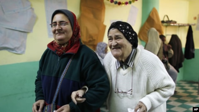 Egyptian women leave a polling station after casting their votes during a parliamentary election in Cairo, November 29, 2011.