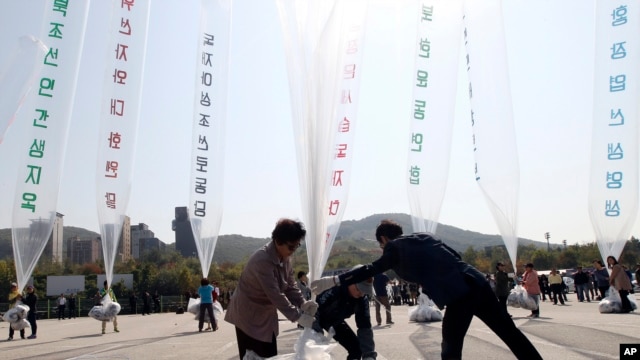Các nhân vật tranh đấu ở Nam Triều Tiên thả bong bóng chứa truyền đơn sang miền Bắc.