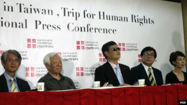 2013年6月24日，中国盲人法律维权人士陈光诚在台北举行记者会。(美国之音杨晨拍摄)  