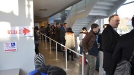 Des électeurs attendant de voter au quartier Shaw de Washington, D.C.(H.S. Fente/VOA)