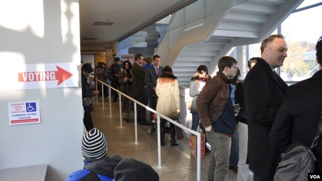 Des électeurs attendant de voter au quartier Shaw de Washington, D.C.(H.S. Fente/VOA)