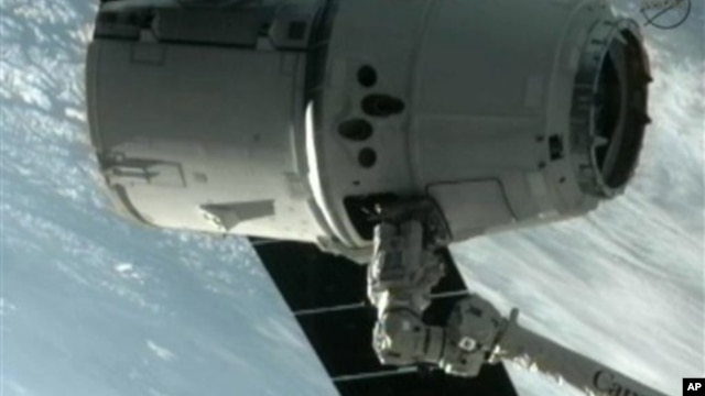 Hồi tháng 5, phi thuyền chở hàng không người lái SpaceX Dragon đã tiếp tế cho trạm không gian trong một chuyến bay thử