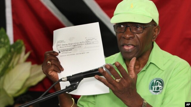 Cựu Phó chủ tịch FIFA Jack Warner nói rằng ông có tài liệu và các tấm séc cho thấy sự dính líu của FIFA trong cuộc bầu cử năm 2010 tại Trinidad và Tobago.