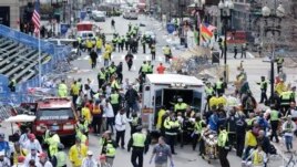 Des agents de santÃ© assistent les blessÃ©s prÃ¨s de la ligne d'arrivÃ©e du marathon de Boston, le 15 avril 2013