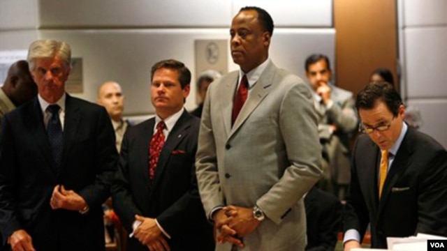 Conrad Murray, dokter pribadi Michael Jackson saat mendengarkan pembacaan dakwaan di pengadilan Los Angeles, California (foto: dok).