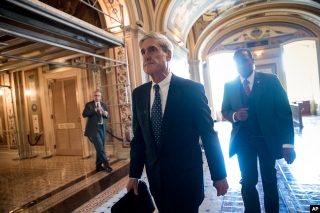 El fiscal especial Robert Mueller sale del Congreso luego de una reunión a puertas cerradas en el Comité Judicial del Senado sobre la interferencia rusa en las elecciones de 2016 y la posible conexión con la campaña de Donald Trump. Junio 21, 2017.