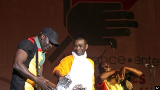Senegalese pop star Youssou Ndour (C) performs at the Leopold Sedar Senghor stadium in Dakar late, 12 May 2010