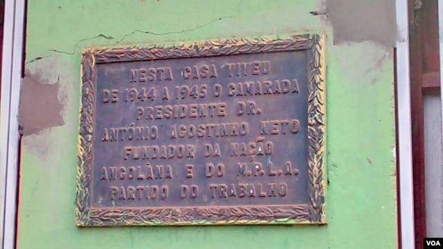 Placa na casa habitada por Agostinho Neto, entre 1944 e 1945, em Malanje (VOA / Isaías Soares)