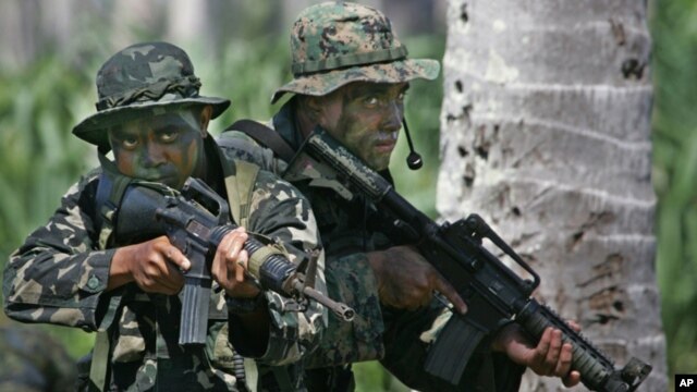 Binh sĩ Mỹ và Philippines trong một cuộc tập trận chung tại Palawan.